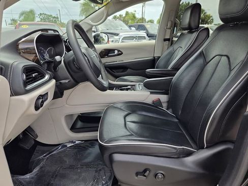 Used 2023 Chrysler Pacifica Limited FWD image 15