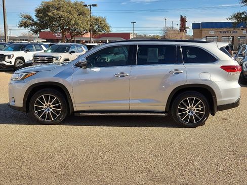 Used 2017 Toyota Highlander SE image 2