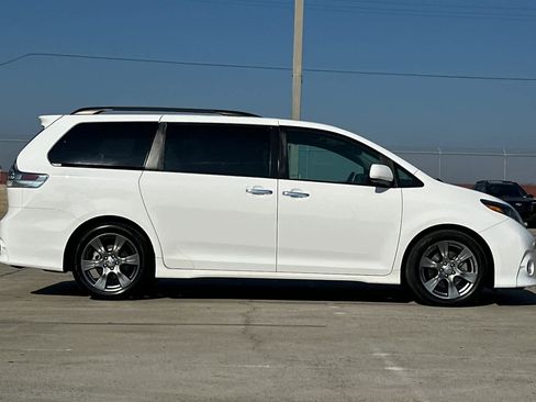 Used 2017 Toyota Sienna SE image 2