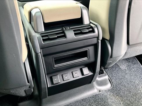 Used 2022 Land Rover Defender 110 SE image 33