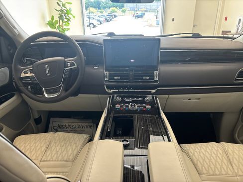 Certified 2024 Lincoln Navigator Black Label AWD/4WD image 8