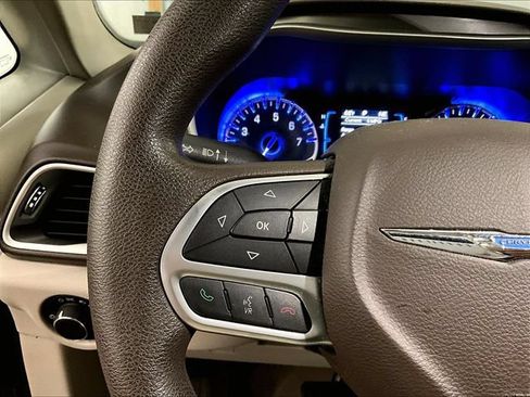 Used 2017 Chrysler Pacifica Touring FWD image 17