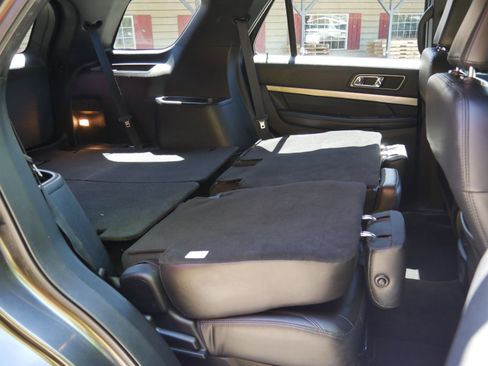 Used 2018 Ford Explorer XLT w/ Equipment Group 202A AWD/4WD image 29