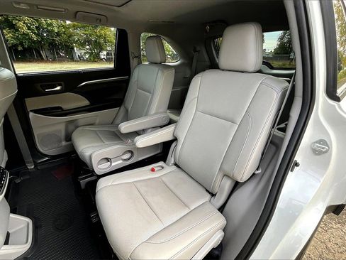 Used 2019 Toyota Highlander Limited Platinum image 22