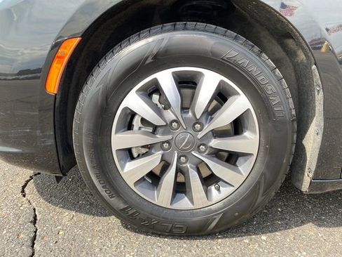 Used 2024 Chrysler Pacifica Limited FWD image 22