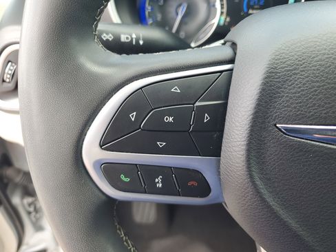 Used 2024 Chrysler Pacifica Touring-L FWD image 17