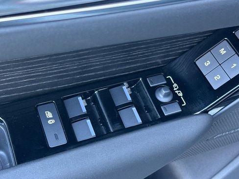 Used 2026 Land Rover Range Rover Velar Dynamic SE image 11
