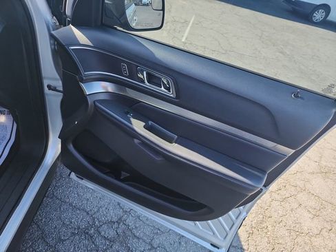 Used 2018 Ford Explorer XLT FWD image 12