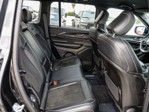 Used 2025 Jeep Grand Cherokee Altitude AWD/4WD image 19