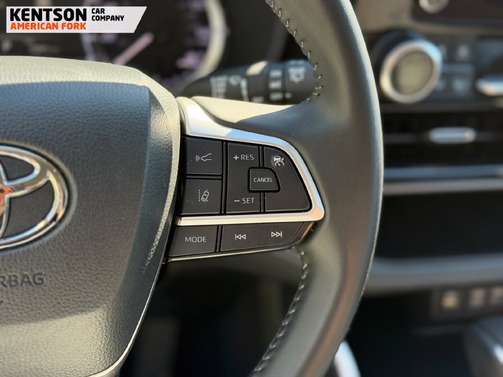 Used 2025 Toyota Highlander LE AWD/4WD image 15