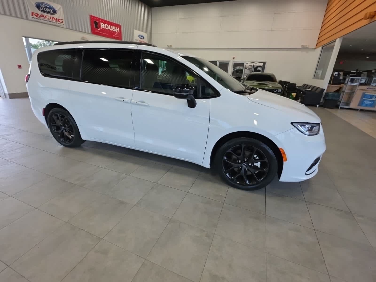 Used 2025 Chrysler Pacifica Limited FWD image 5