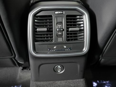 Used 2026 Porsche Macan AWD/4WD image 35