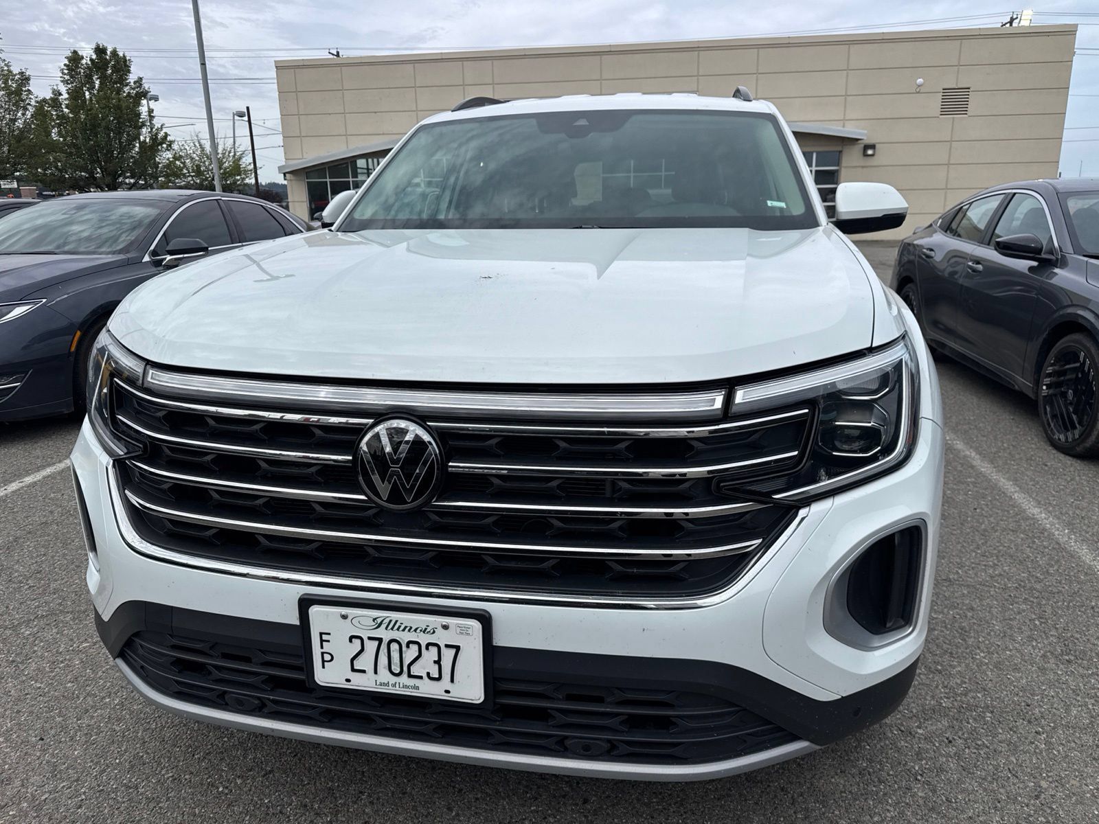 Used 2025 Volkswagen Atlas SE AWD/4WD image 2