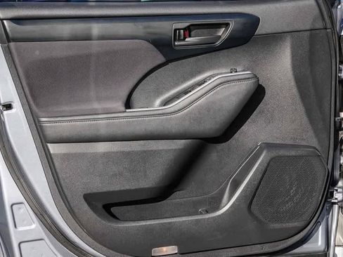 Used 2021 Toyota Highlander LE image 19