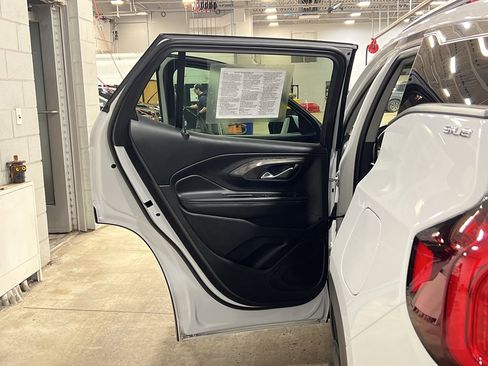 Used 2024 GMC Terrain SLE w/ Driver Convenience Package image 30