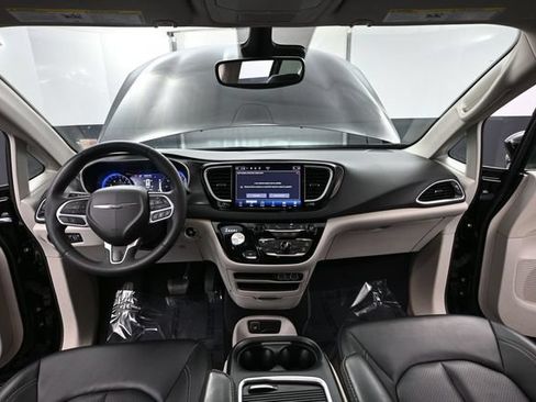 Used 2024 Chrysler Pacifica Touring-L FWD image 24