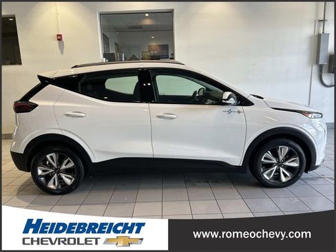 Used 2022 Chevrolet Bolt EUV LT w/ Convenience Package image 2