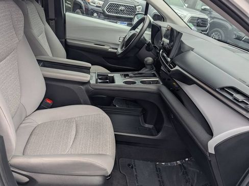 Used 2025 Toyota Sienna LE FWD image 19