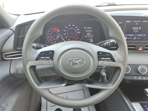 Used 2021 Hyundai Elantra SE FWD image 11