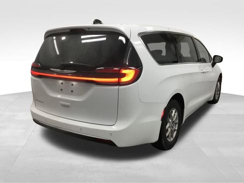 Used 2023 Chrysler Pacifica Touring image 13