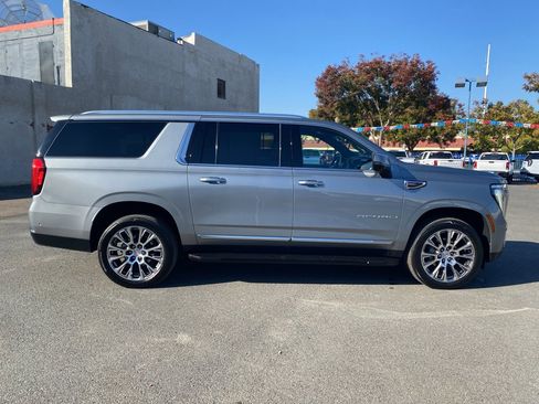 Used 2025 GMC Yukon XL Denali image 3