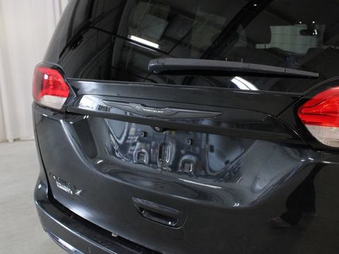 Used 2019 Chrysler Pacifica Touring-L Plus w/ S Appearance Package FWD image 31
