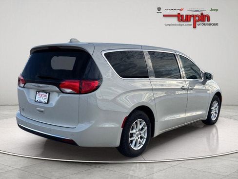 Used 2020 Chrysler Pacifica Touring image 5