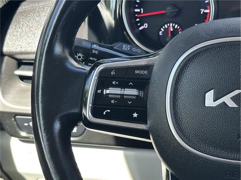 Used 2022 Kia Carnival EX FWD image 22