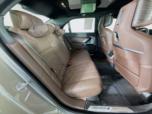 Used 2025 BMW 750e xDrive w/ Executive Package image 29