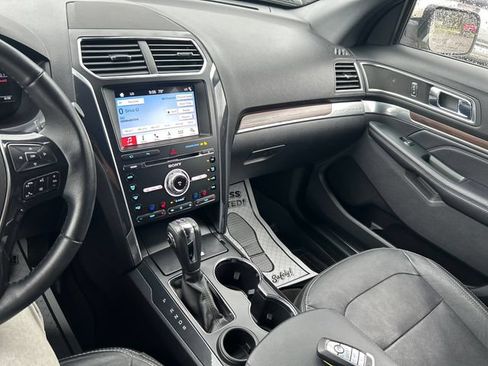 Used 2018 Ford Explorer Limited w/ Ford Safe & Smart Package FWD image 17