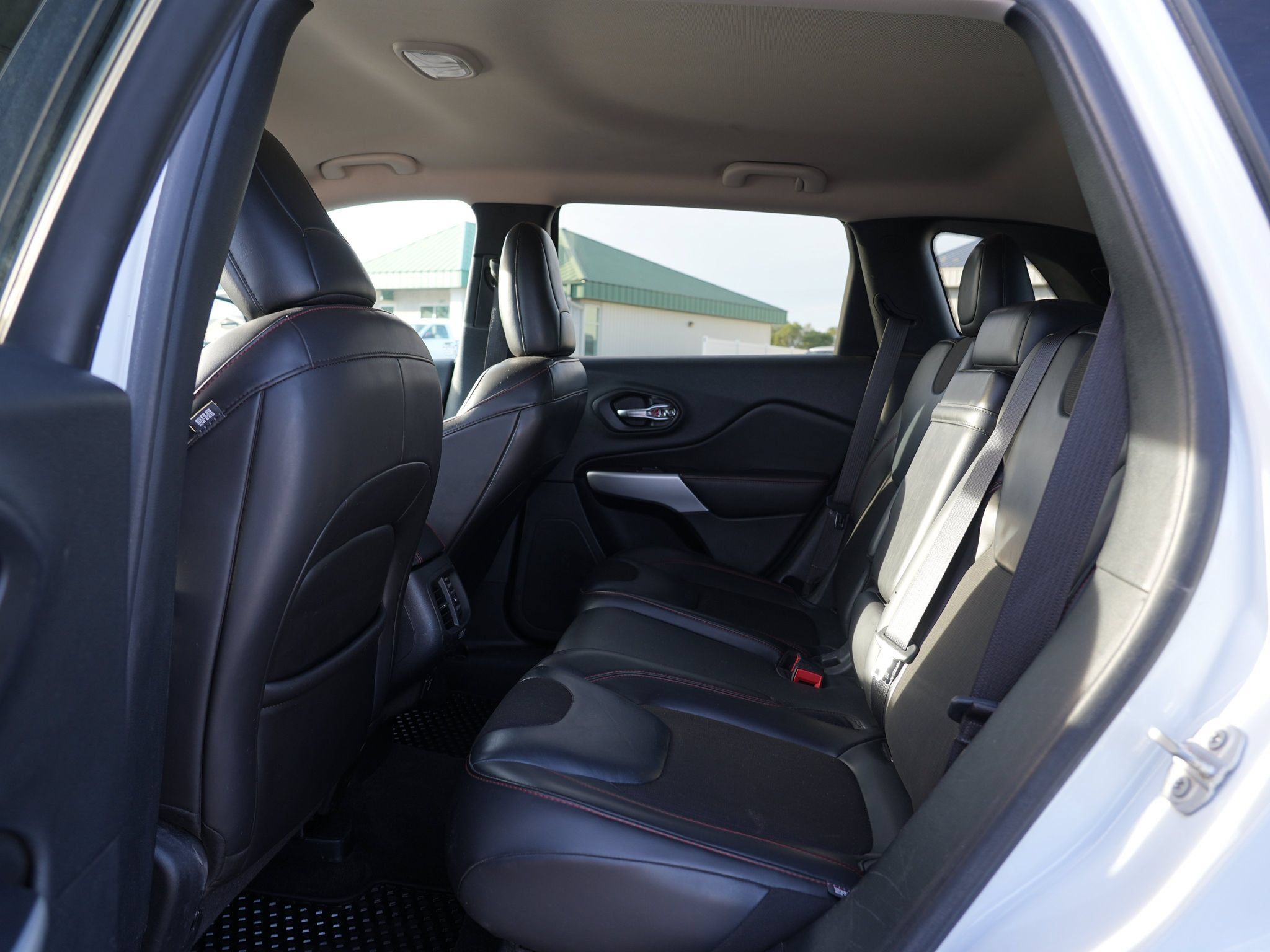 Used 2017 Jeep Cherokee Trailhawk AWD/4WD image 18