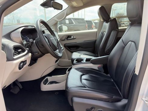 Used 2023 Chrysler Pacifica Touring-L image 14