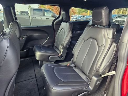 New 2026 Chrysler Pacifica Select image 14