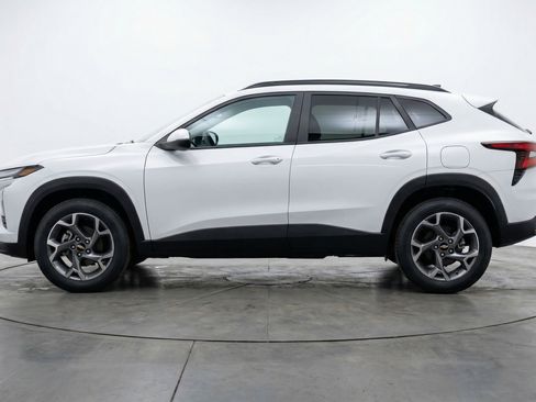 Used 2025 Chevrolet Trax LT w/ LT Convenience Package image 5