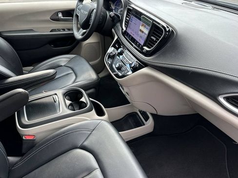Used 2024 Chrysler Pacifica Limited FWD image 17