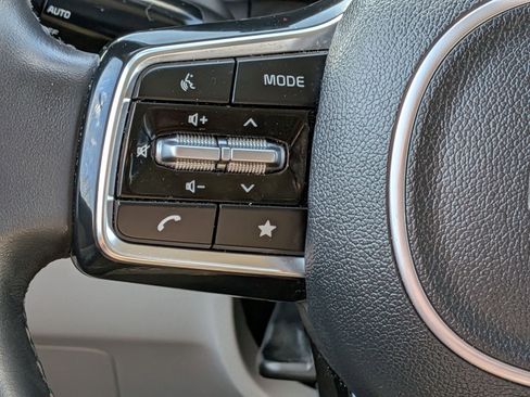 Used 2024 Kia Carnival LX image 18