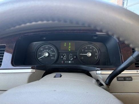 Used 2006 Lincoln Town Car Signature RWD image 21