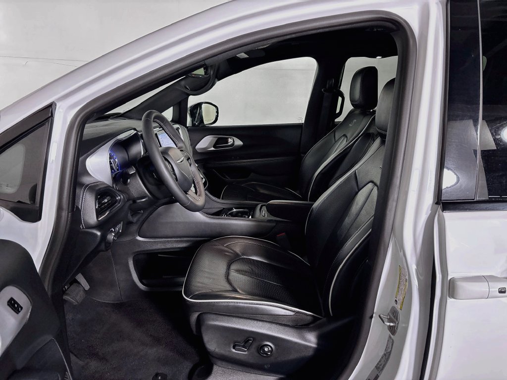 Certified 2025 Chrysler Pacifica Limited FWD image 12
