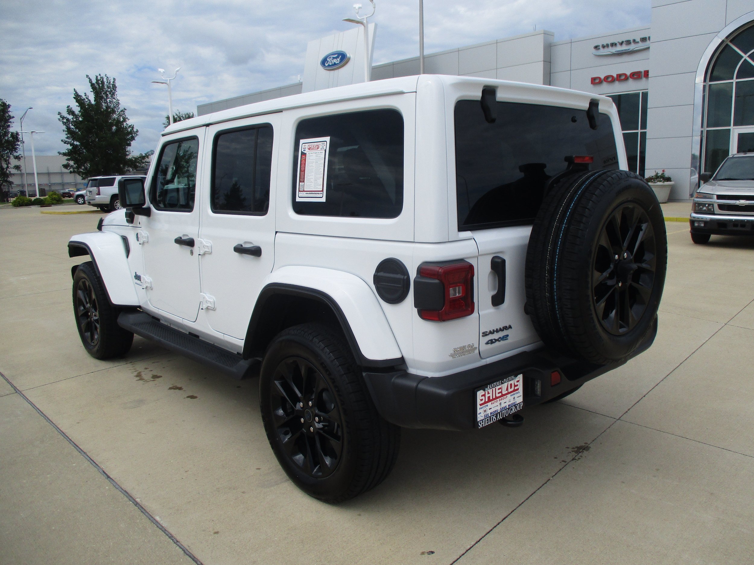 Used 2025 Jeep Wrangler Unlimited Sahara AWD/4WD image 4