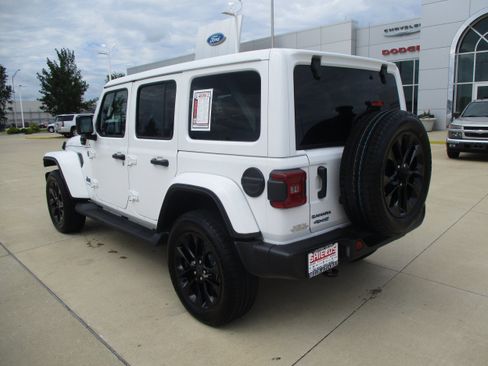 Used 2025 Jeep Wrangler Unlimited Sahara AWD/4WD image 4