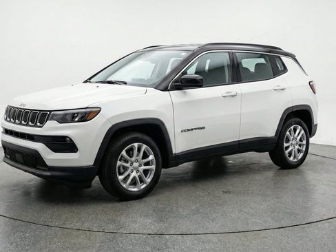 Used 2025 Jeep Compass Limited AWD/4WD image 3