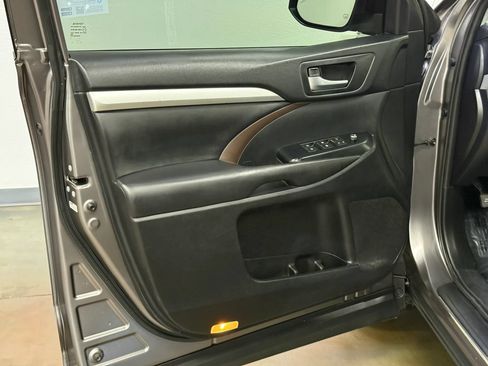 Used 2019 Toyota Highlander XLE AWD/4WD image 19