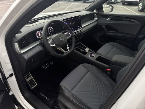 New 2026 Volkswagen Tiguan SE R-Line FWD image 10