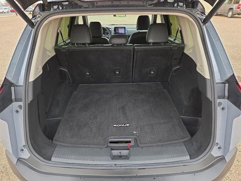 Used 2023 Nissan Rogue SV w/ SV Premium B Package image 13