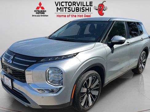 Used 2025 Mitsubishi Outlander SE AWD/4WD image 2