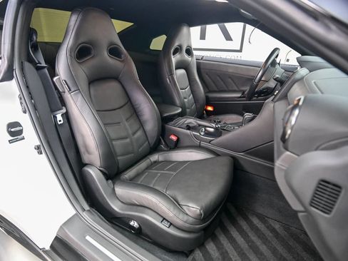 Used 2024 Nissan GT-R Premium w/ Premium Interior Package AWD/4WD image 16