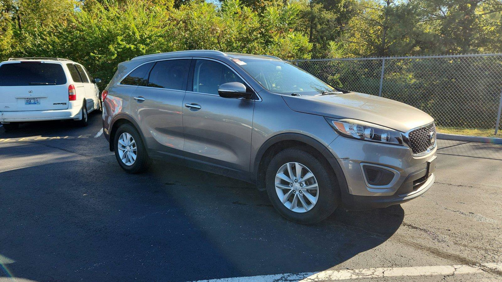 Used 2016 Kia Sorento FWD w/ LX Convenience Package image 2