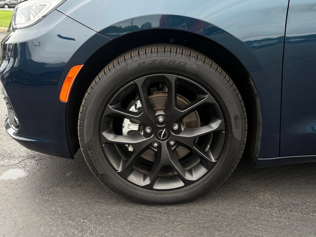 Used 2025 Chrysler Pacifica Limited FWD image 9