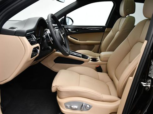 Certified 2025 Porsche Macan image 41