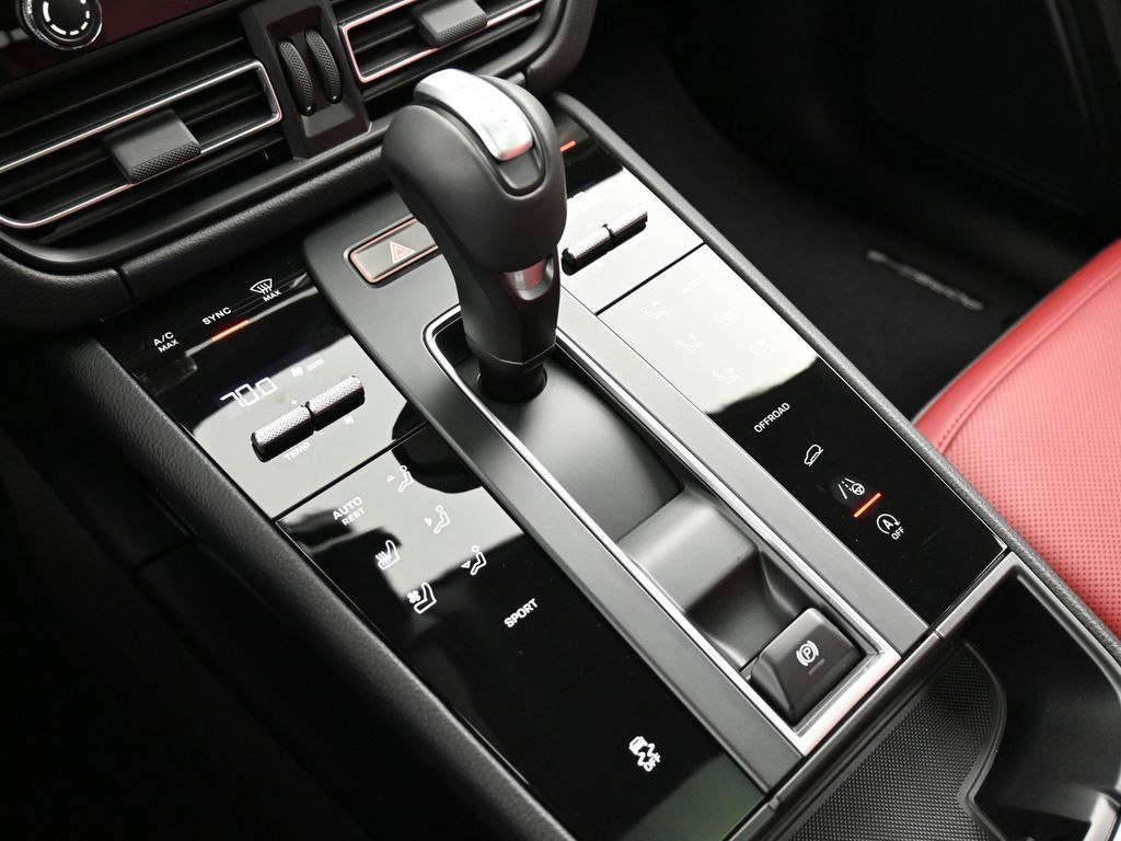 Certified 2026 Porsche Macan AWD/4WD image 22
